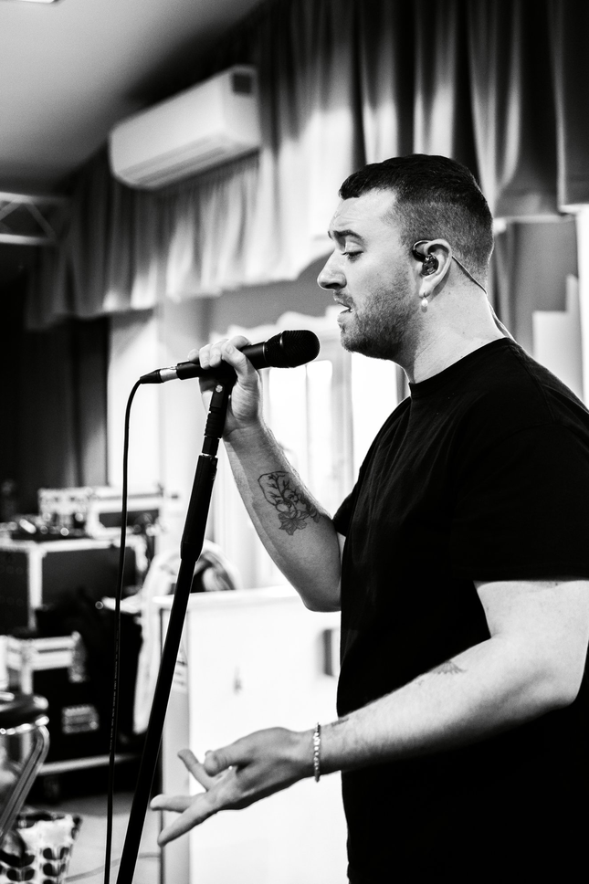 Hết đổi tên đến lùi ngày ra album mới tận 5 tháng nhưng Sam Smith lại đụng Ariana Grande ảnh 3