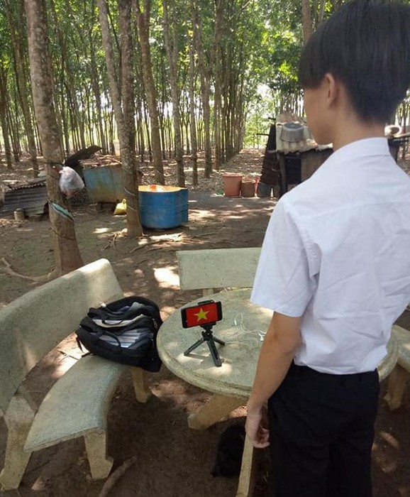 Học online ở nhà, teen Bình Phước vẫn đồng phục chỉnh tề, chào cờ trực tuyến ảnh 8