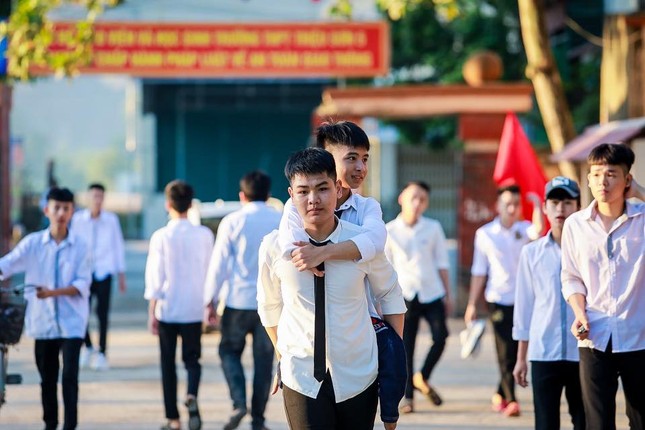 Đôi bạn thân cõng nhau đến lớp trong 10 năm giành điểm số xuất sắc kỳ thi tốt nghiệp THPT ảnh 1