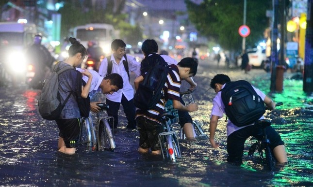 Học sinh tỉnh Thừa Thiên - Huế sẽ nghỉ học tránh bão số 9 từ chiều nay 27/10 ảnh 1