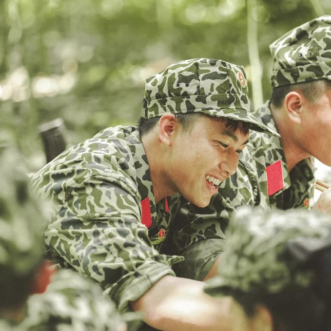 Hậu Hoàng phản ứng ra sao khi thấy fan “đẩy thuyền cực mạnh” với đồng chí Mũi trưởng Long? ảnh 4