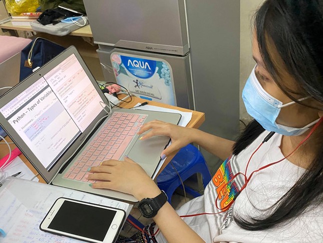 Hàng loạt trường Đại học tại TP.HCM thông báo cho sinh viên chuyển sang hình thức học online ảnh 1
