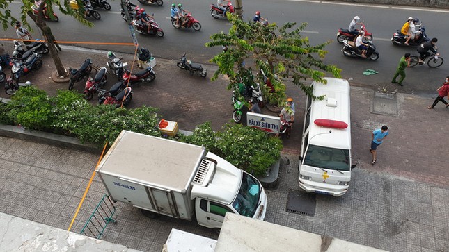 Camera ghi lại hình ảnh cuối cùng của 2 cô gái trẻ trước khi tử vong ở chung cư tại TP.HCM ảnh 1