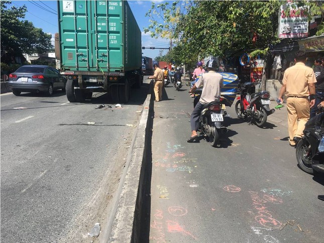 Ngã qua làn xe ô tô, thanh niên bị xe container cán tử vong ảnh 1