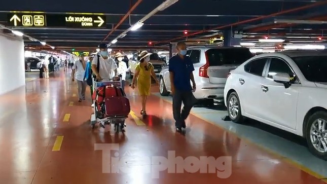 Chấn chỉnh tài xế taxi chê khách gần, làm giá ở sân bay Tân Sơn Nhất ảnh 2