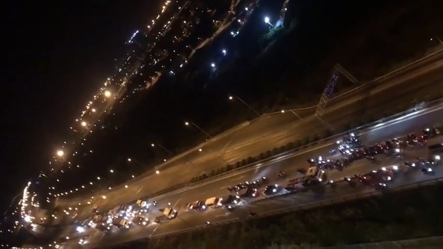 Hàng trăm 'quái xế' ngang nhiên chặn cao tốc làm đường đua ảnh 2