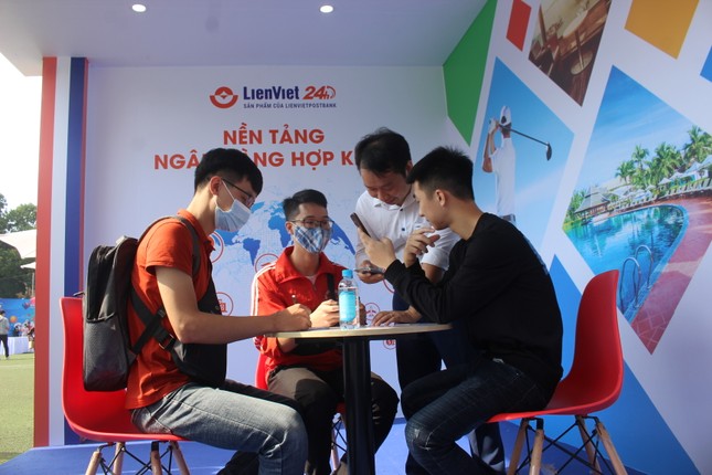 Chỉ 2 phút, mở thành công LienViet24h tại Sóng Festival ảnh 4