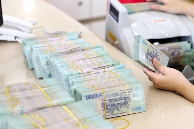 Vì sao người dân gửi tiền ngân hàng dù lãi suất thấp kỷ lục? ảnh 1