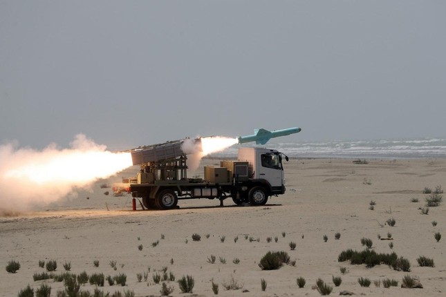 Iran thử tên lửa, bắn nổ tung mục tiêu trên biển Oman ảnh 3