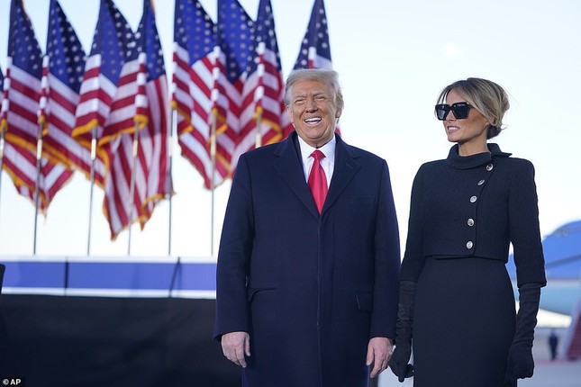 Người hâm mộ nhảy múa đón ông Trump về Florida ảnh 9