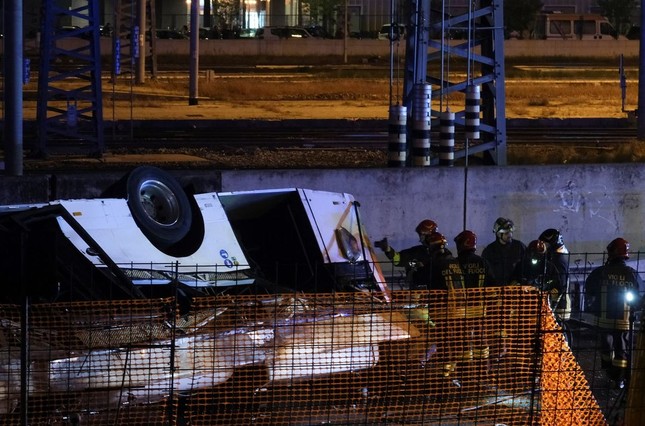 Xe chở khách du lịch gặp tai nạn thảm khốc ở Ý, gần 40 người thương vong ảnh 2