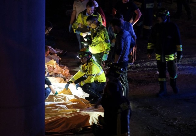 Xe chở khách du lịch gặp tai nạn thảm khốc ở Ý, gần 40 người thương vong ảnh 4
