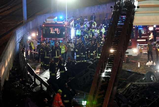 Xe chở khách du lịch gặp tai nạn thảm khốc ở Ý, gần 40 người thương vong ảnh 3