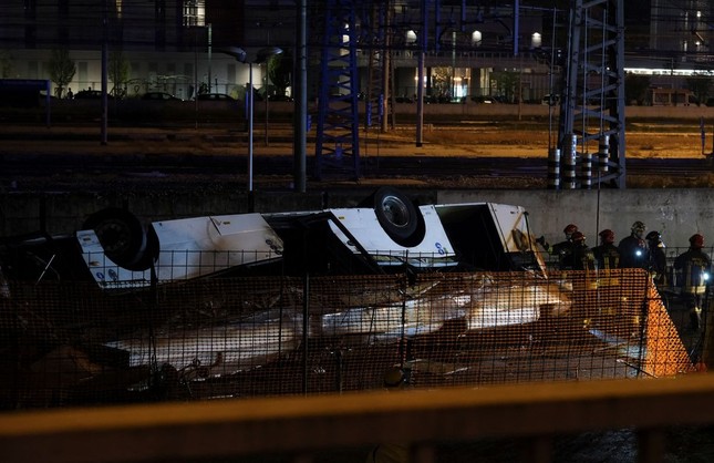 Xe chở khách du lịch gặp tai nạn thảm khốc ở Ý, gần 40 người thương vong ảnh 1