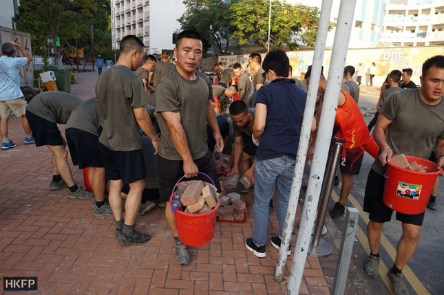 Binh sĩ Trung Quốc mặc quần shorts, áo phông xanh dọn dẹp đường phố Hong Kong ảnh 1