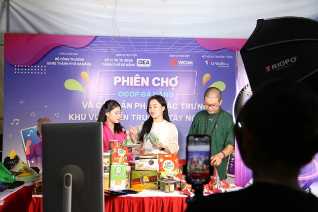 Tiktoker nổi tiếng livestream bán đặc sản ở Đà Nẵng ảnh 1