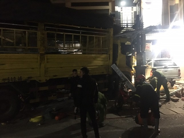 Kinh hãi cảnh xe điên tông vào nhà dân ở Quảng Ngãi, làm 3 người tử vong ảnh 2