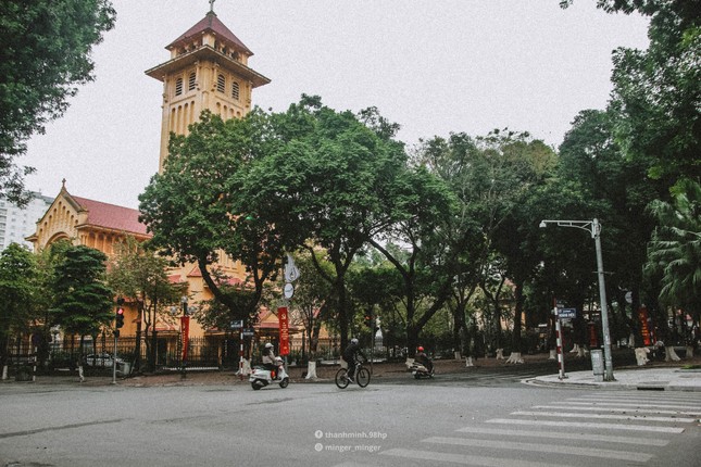 Ngắm Hà Nội thật bình yên trong buổi sáng ngày cuối tuần đầu tiên sau kỳ nghỉ Tết ảnh 1