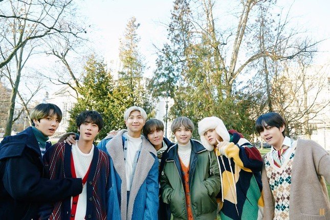 Trong thế giới fangirl: Ánh dương rực rỡ hay là Bangtan Sonyeondan ảnh 1