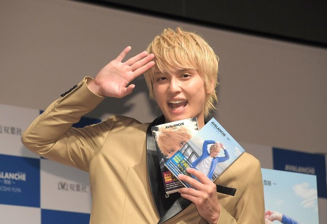 Tegoshi Yuya viết sách “nói xấu” công ty và bạn gái cũ, BTS và TWICE bị bắt làm cameo ảnh 2