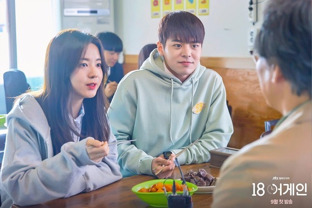 Trong “18 Again” có một gia đình cực phẩm: Đẹp và giỏi đều, lại vô cùng cá tính! ảnh 8