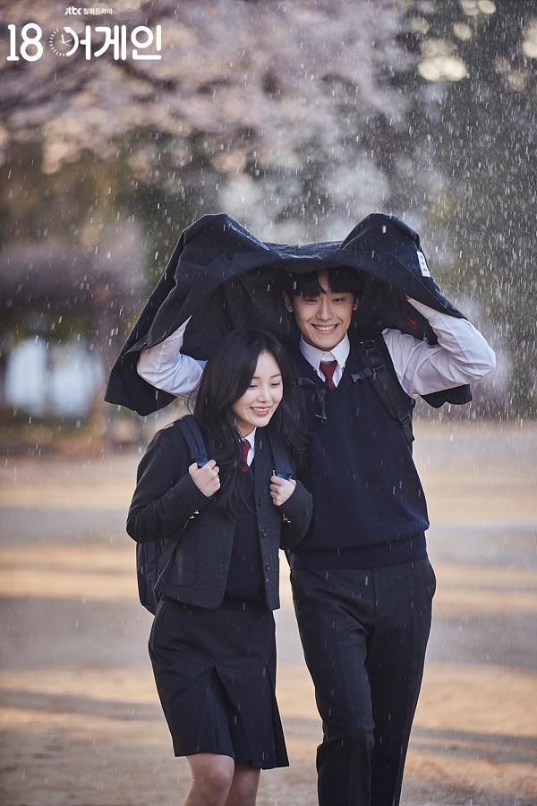 Trong “18 Again” có một gia đình cực phẩm: Đẹp và giỏi đều, lại vô cùng cá tính! ảnh 1
