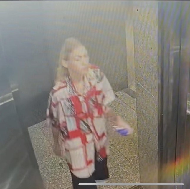 Hình ảnh cô gái xăm hình đầu được camera an ninh ghi lại.