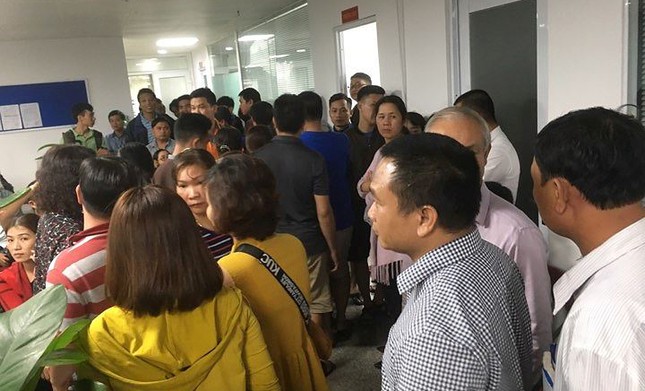 Hàng trăm người vây công ty bất động sản ở Đà Nẵng đòi sổ đỏ suốt đêm ảnh 1