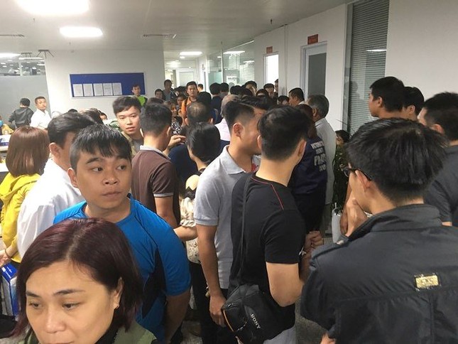 Hàng trăm người vây công ty bất động sản ở Đà Nẵng đòi sổ đỏ suốt đêm ảnh 2