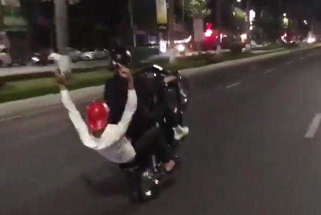 Tìm ra thanh niên điều khiển xe máy bằng chân dạo phố Đà Nẵng ảnh 2