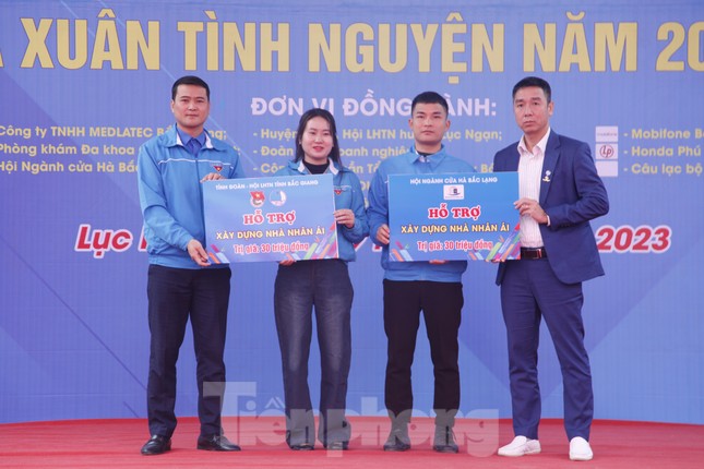 Tuổi trẻ Bắc Giang trao quà Tết tặng hộ nghèo ảnh 5