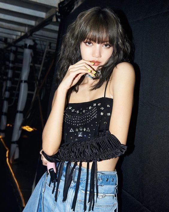 Lisa bị tấn công trên trang cá nhân, fan liền đẩy hashtag gửi gắm tình yêu lên #1 Trending ảnh 1