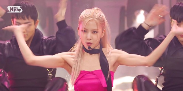 Rosé (BLACKPINK) lộ ảnh cơ bắp gây choáng, thiết lập thêm kỷ lục pre-order đáng ngưỡng mộ ảnh 1