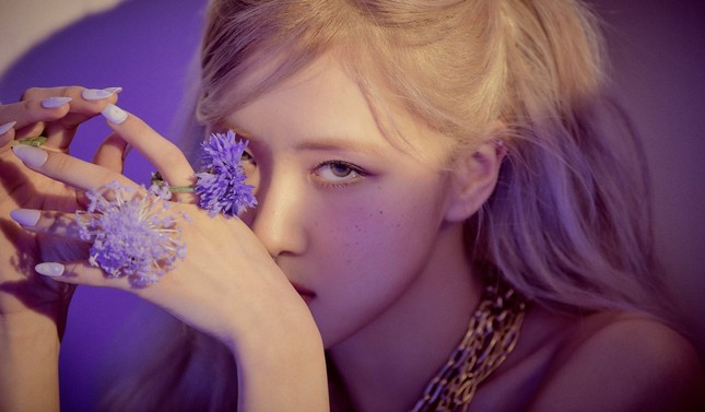 Rosé (BLACKPINK) lộ ảnh cơ bắp gây choáng, thiết lập thêm kỷ lục pre-order đáng ngưỡng mộ ảnh 2