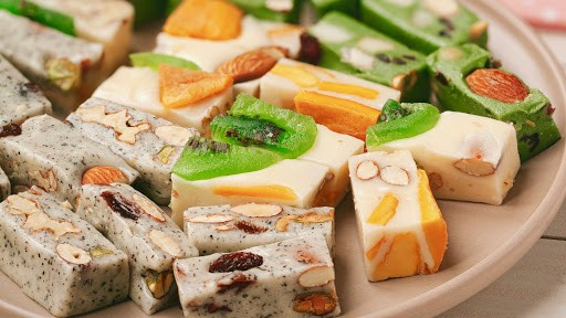 Món ngon ngày Tết: Những viên kẹo Nougat lạ miệng với bánh quy, dừa non và mứt quả khô ảnh 3
