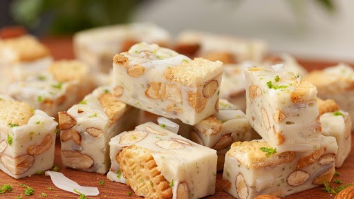 Món ngon ngày Tết: Những viên kẹo Nougat lạ miệng với bánh quy, dừa non và mứt quả khô ảnh 1