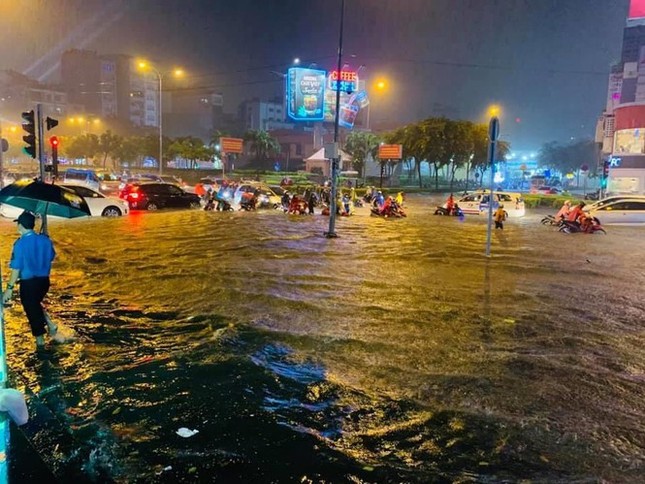 Sau trận mưa lớn tối qua, sĩ tử TP.HCM lo lắng về thời tiết trong mấy ngày thi tới ảnh 1
