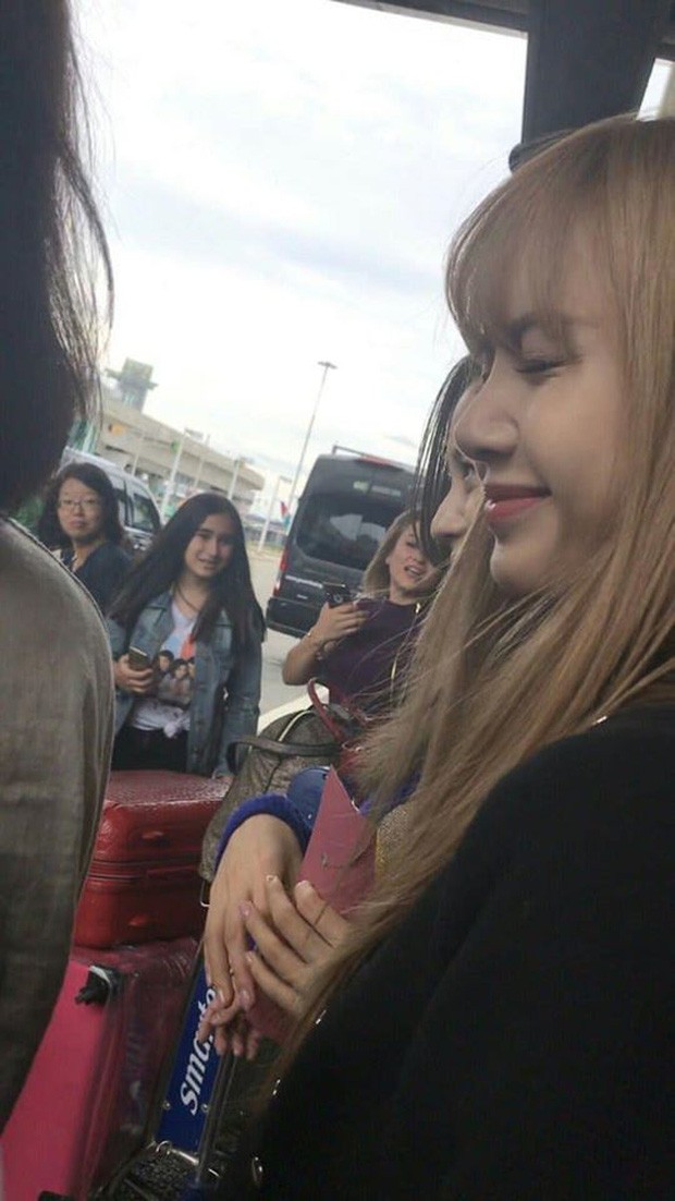 Ảnh fan chụp không chỉnh sửa đã đẹp thế này, nhan sắc Lisa thật không đùa được ảnh 7