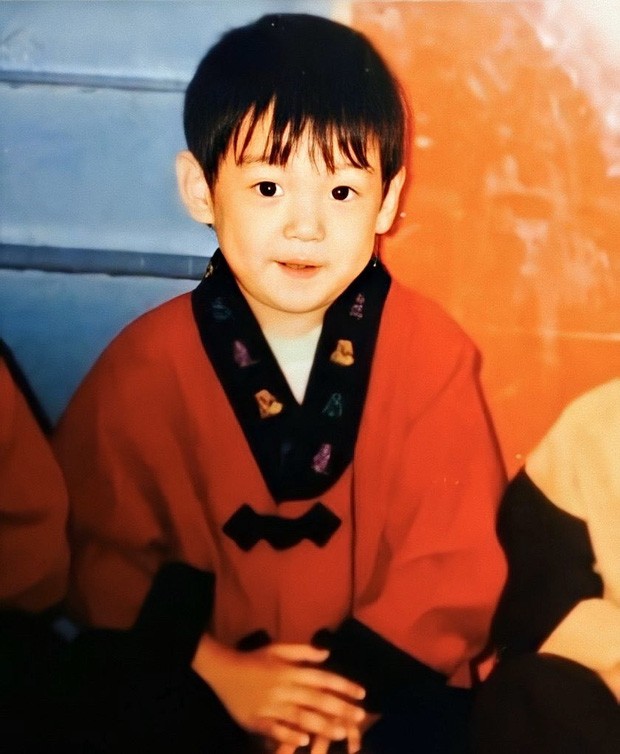 Chỉ “muốn bắt về nuôi” khi thấy loạt ảnh ngày bé “cưng muốn xỉu” của Jungkook (BTS) ảnh 3