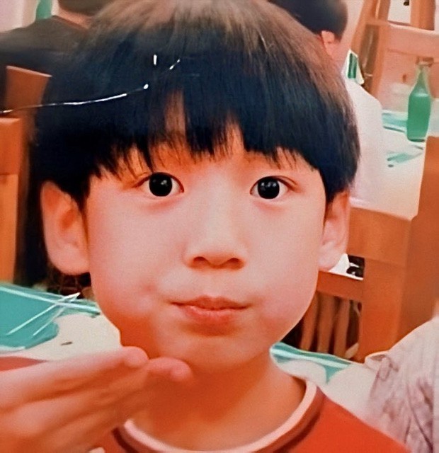 Chỉ “muốn bắt về nuôi” khi thấy loạt ảnh ngày bé “cưng muốn xỉu” của Jungkook (BTS) ảnh 4
