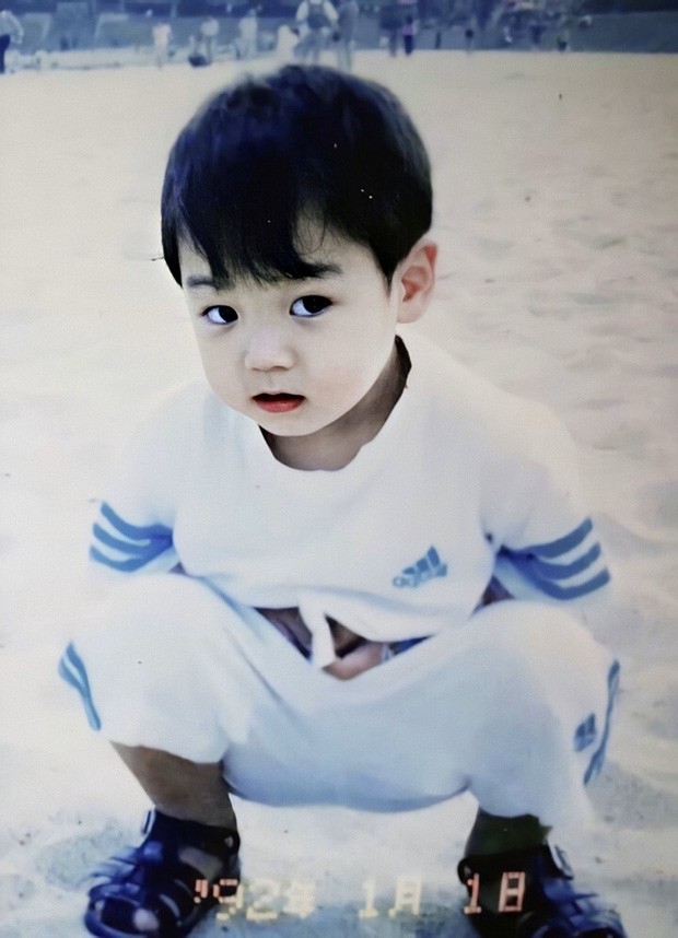 Chỉ “muốn bắt về nuôi” khi thấy loạt ảnh ngày bé “cưng muốn xỉu” của Jungkook (BTS) ảnh 6