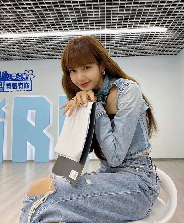 Con gái Trung Quốc đua nhau sắm đồ bắt chước Lisa trong "Thanh Xuân Có Bạn 2" ảnh 3