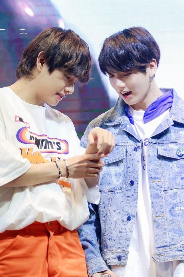 Chỉ một câu nói này, V (BTS) đã khiến hội fan girl thôi mơ “hạ cánh nơi anh” ảnh 1