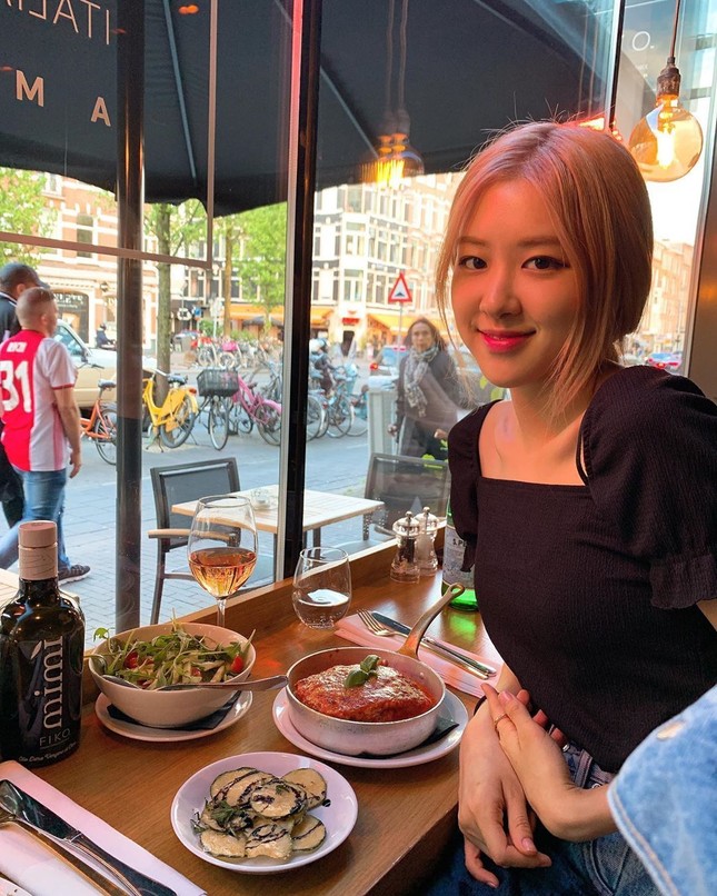Tuyệt chiêu nào giúp Rosé (BLACKPINK) ăn uống thoải mái mà không sợ tăng cân? ảnh 4