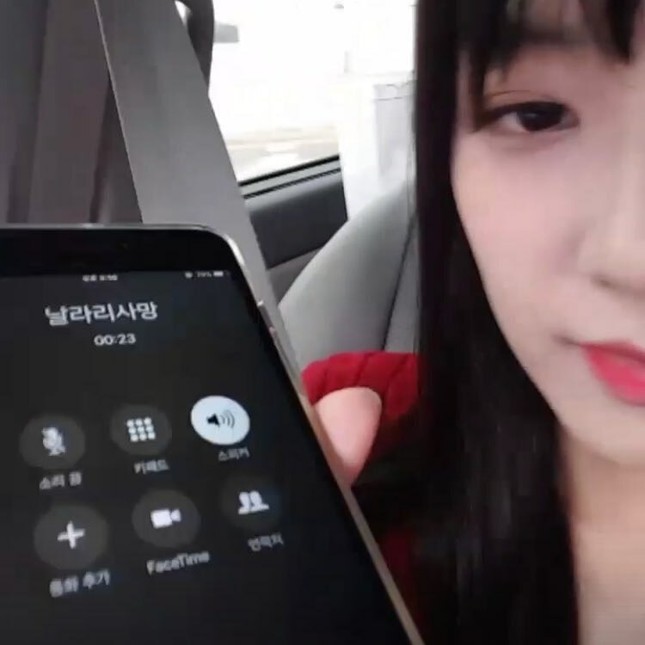 Fan K-Pop bỗng dưng tranh cãi chỉ vì Jisoo đặt biệt danh này cho Lisa trong điện thoại ảnh 1