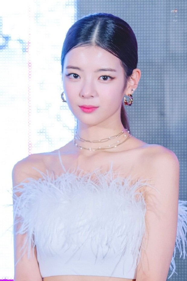 Netizen xứ Hàn quan tâm đến cả khuôn đầu của idol và đây là cô gái được khen nhiều nhất ảnh 5