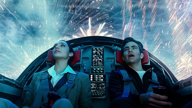 Wonder Woman 1984 không dời lịch chiếu: Nữ thần chiến binh xử đẹp cô bạn xấu tính ảnh 2
