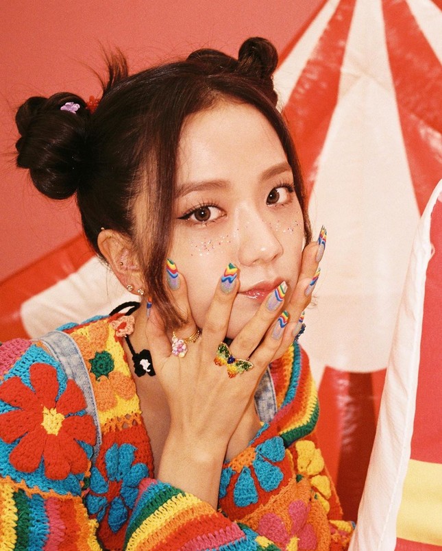 Chỉ có thể là Jisoo (BLACKPINK): Ảnh chụp hậu trường còn đẹp hơn cả trong MV “Ice cream” ảnh 8