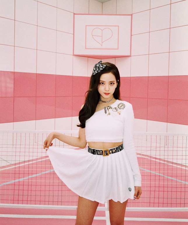 Chỉ có thể là Jisoo (BLACKPINK): Ảnh chụp hậu trường còn đẹp hơn cả trong MV “Ice cream” ảnh 4