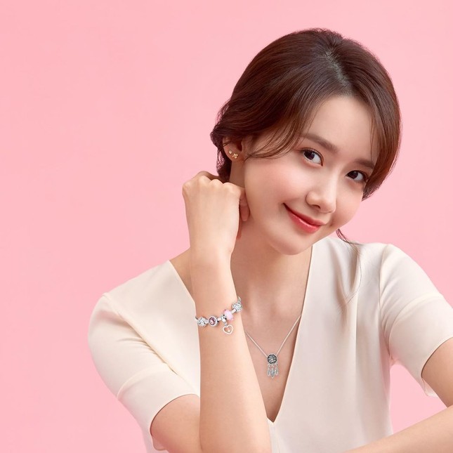 Một bọng mắt lớn hai số phận: Yoona được khen còn Jisoo (BLACKPINK) lại bị bảo kém sắc ảnh 3
